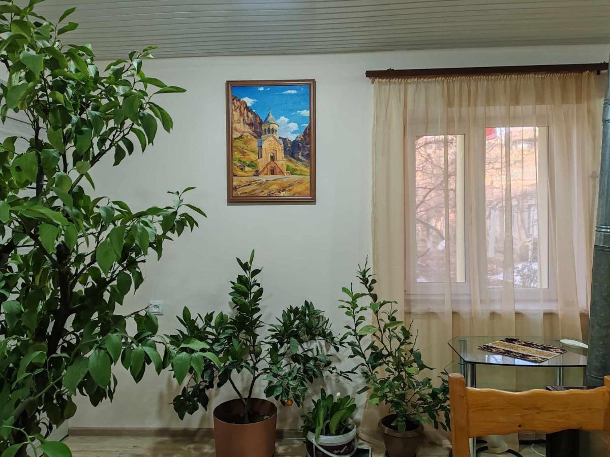 ホテル Sun House Yeghegnadzor エクステリア 写真