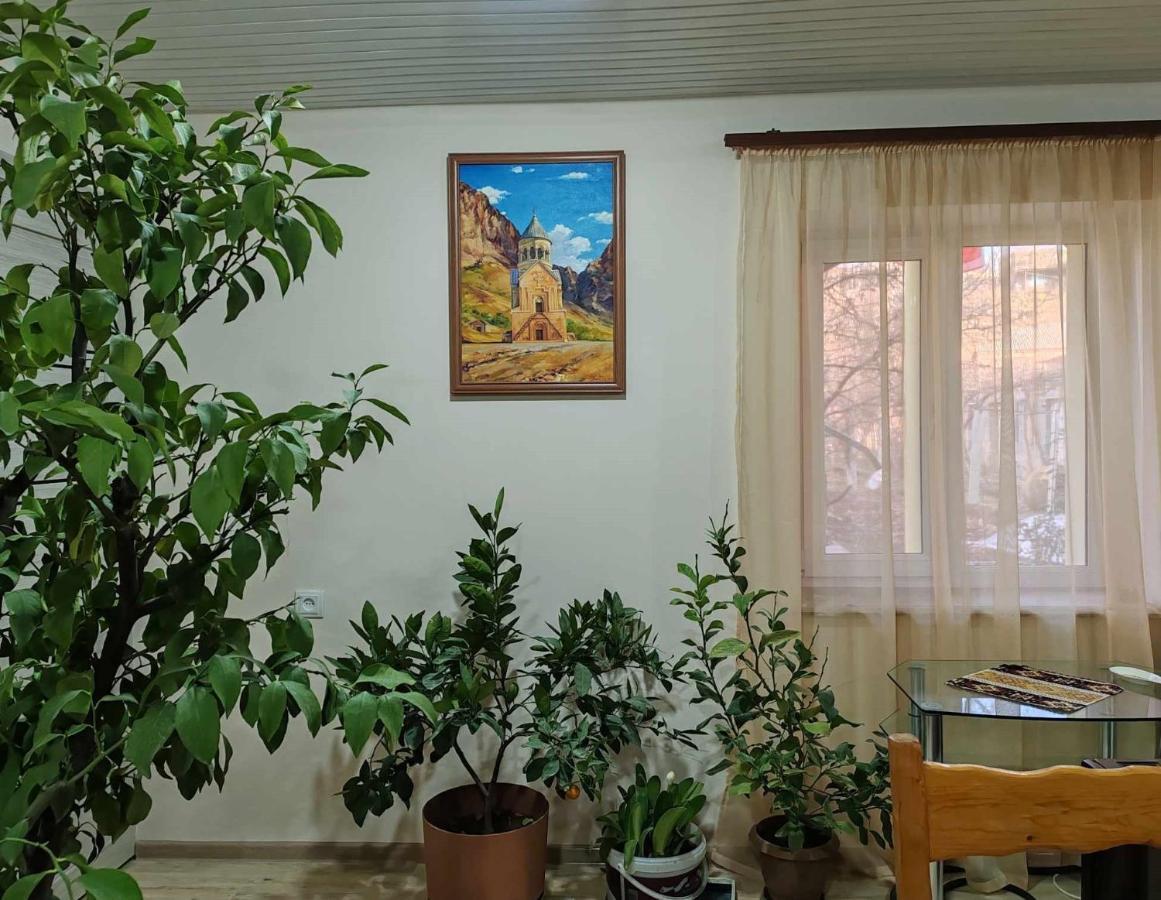 ホテル Sun House Yeghegnadzor エクステリア 写真